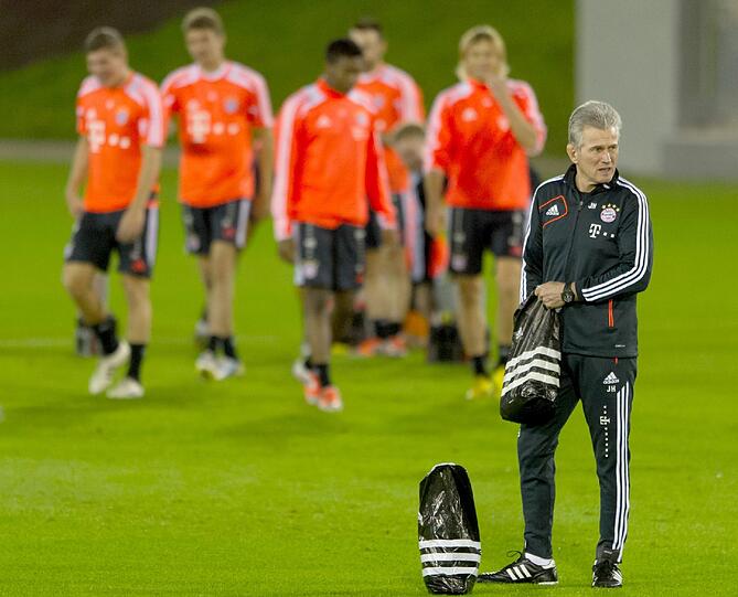 Auch der Coach packt mit an: Bayern-Trainer Jupp Heynckes.