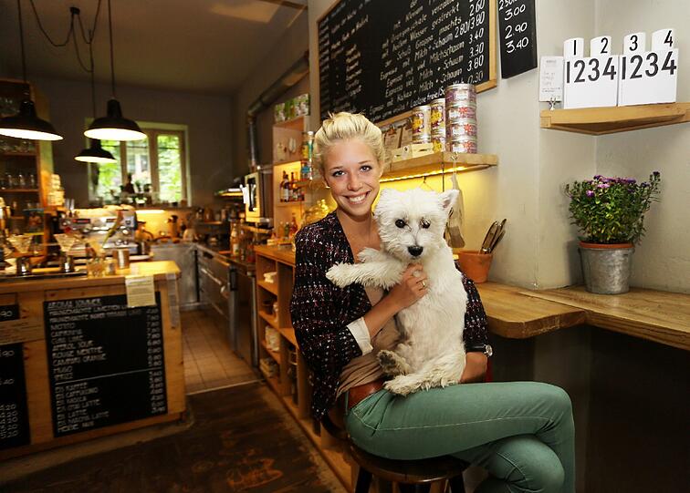 Zum Treffen in der Aroma Kaffeebar bringt Josefina Vilsmaier Santanyi mit, den Hund ihrer Schwester Janina.