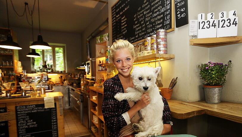 Zum Treffen in der Aroma Kaffeebar bringt Josefina Vilsmaier Santanyi mit, den Hund ihrer Schwester Janina. Zum Treffen in der Aroma Kaffeebar bringt Josefina Vilsmaier Santanyi mit, den Hund ihrer Schwester Janina.