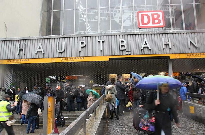 Der Hauptbahnhof in München wurde evakuiert, der Schalterbereich ist abgeriegelt, der Fernverkehr komplett eingestellt. Viele Reisende müssen sich eine Notunterkunft suchen. Die Bilder.