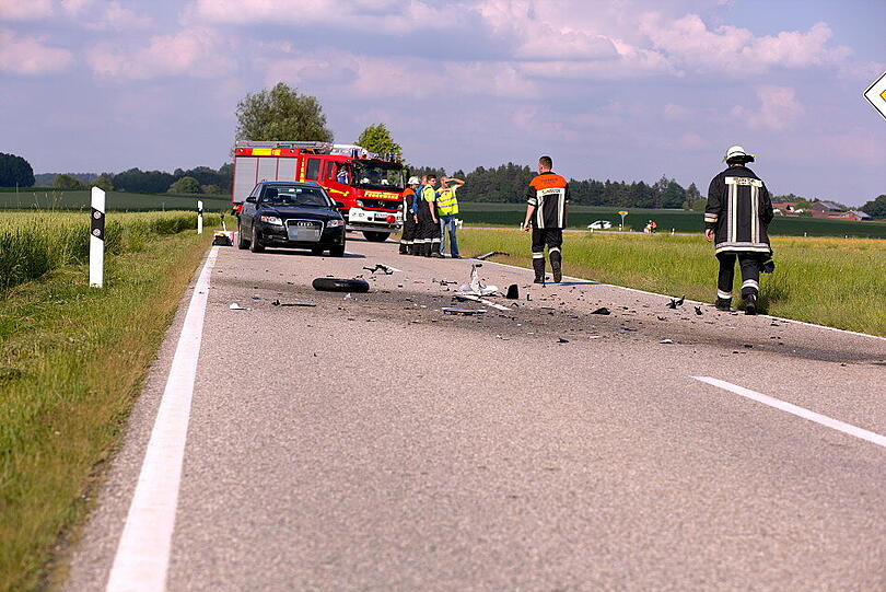 Ein Skoda prallte auf ein entgegenkommendes Motorrad. Der Motorradfahrer überlebte den Zusammenstoß nicht.