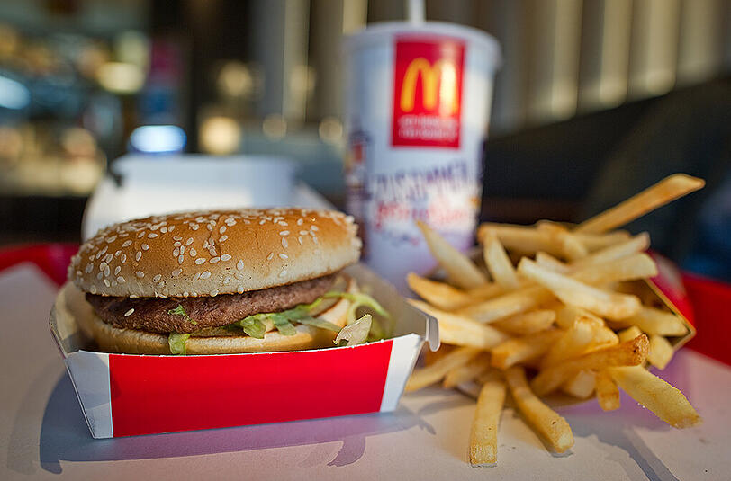 Eine Filiale von McDonald's in der Nathan Road im Stadtviertel Kowloon in Hongkong. Foto: Christoph Schmidt