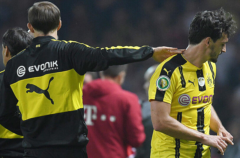 BVB-Trainer Thomas Tuchel und Mats Hummels (rechts) unmittelbar nach dessen Auswechslung.