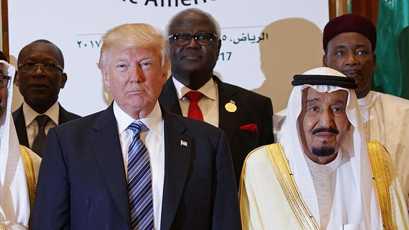 US-Präsident Donald Trump und der saudische König Salman (r) in Riad.