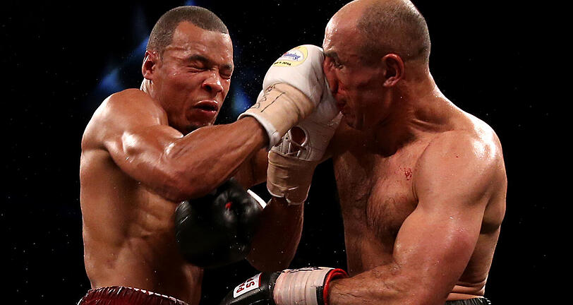 Arthur Abraham (r) musste gegen Chris Eubank jr. harte Treffer einstecken. Foto: Pa Wire
