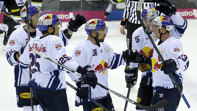 Die EHC-Spieler feiern ihren Kapitän Michael Wolf (rechts) nach dessen Penalty zum 3:2.