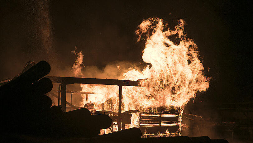 Bilder vom großen Feuerwehreinsatz in Fridolfing am Dienstagabend. Der Sachschaden ist nach dem Brand eines Sägewerks immens. Bilder vom großen Feuerwehreinsatz in Fridolfing am Dienstagabend. Der Sachschaden ist nach dem Brand eines Sägewerks immens.