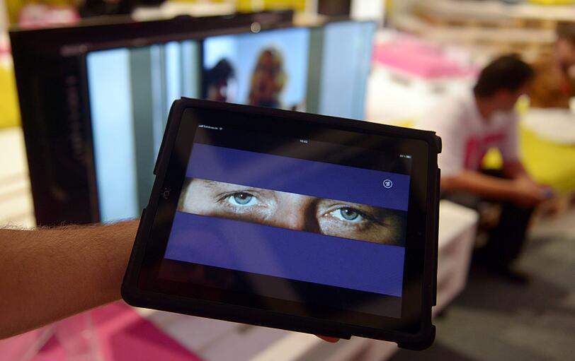 Der neuartige "Entertain to go"-Dienst ist am Donnerstag (30.08.2012) am Stand des Unternehmens Telekom auf einem Tablet zu sehen. Filme und Fernsehprogramme sind auf den Endgeräten abrufbar.