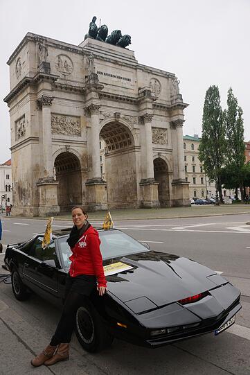 Wunderschön. Auto, Frau und Tor.