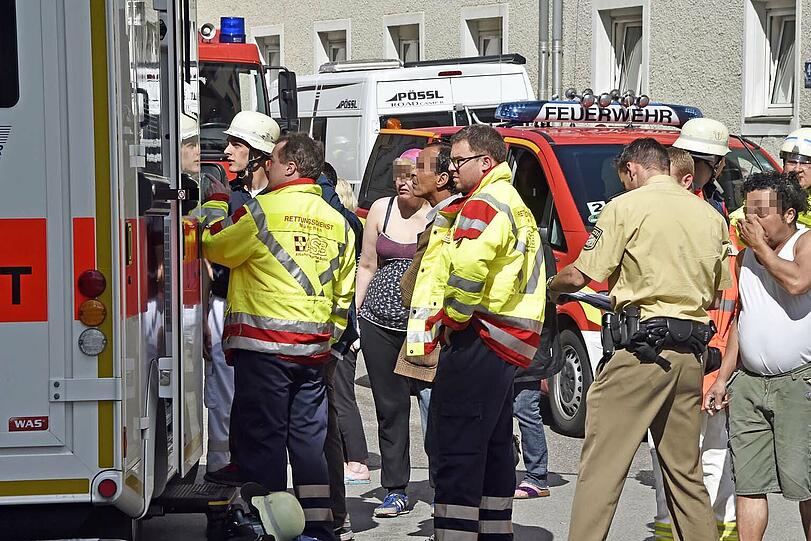 Am Samstag ist ein Mann bei einem Zimmerbrand in Obersendling ums Leben gekommen.