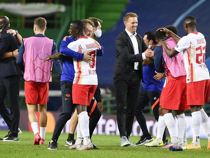 Die Spieler von Leipzig freuen sich nach dem Sieg mit dem Betreuerstab.