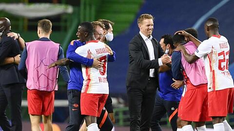 Die Spieler von Leipzig freuen sich nach dem Sieg mit dem Betreuerstab.