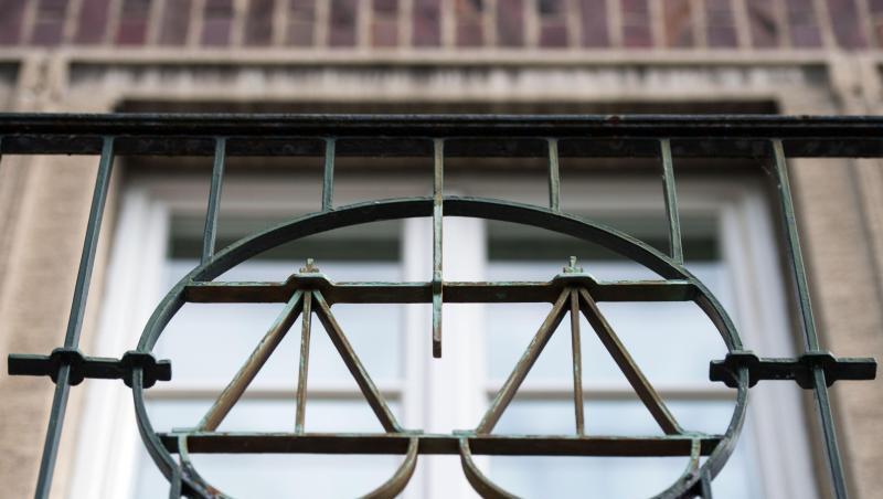 Ein Waage als Symbol der Justiz ist an einem Geländer angebracht. Foto: Bernd Thissen/Archiv Ein Waage als Symbol der Justiz ist an einem Geländer angebracht. Foto: Bernd Thissen/Archiv