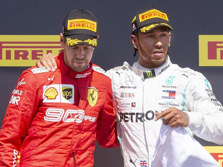 Sebastian Vettel (l) und Lewis Hamilton posieren nach dem Rennen für ein Foto.