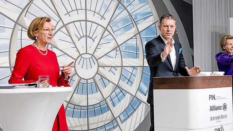Versteigerung von Neo Rauchs "Anpassung" (für 300 000 Euro - Höchstwert!): Robert Ketterer, Dorothée Wahl (l.) und Katharina von Perfall bei der PIN-Live-Benefizauktion.