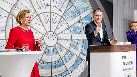 Versteigerung von Neo Rauchs "Anpassung" (für 300 000 Euro - Höchstwert!): Robert Ketterer, Dorothée Wahl (l.) und Katharina von Perfall bei der PIN-Live-Benefizauktion.