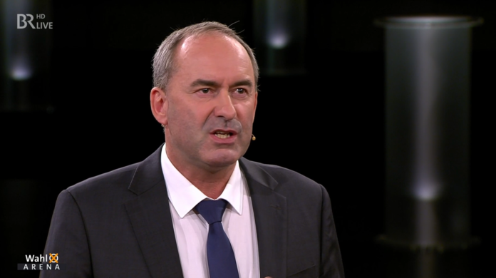 "Eigentlich nichts", antwortet Hubert Aiwanger auf die Frage in der BR24 Wahlarena, was er bereut.
