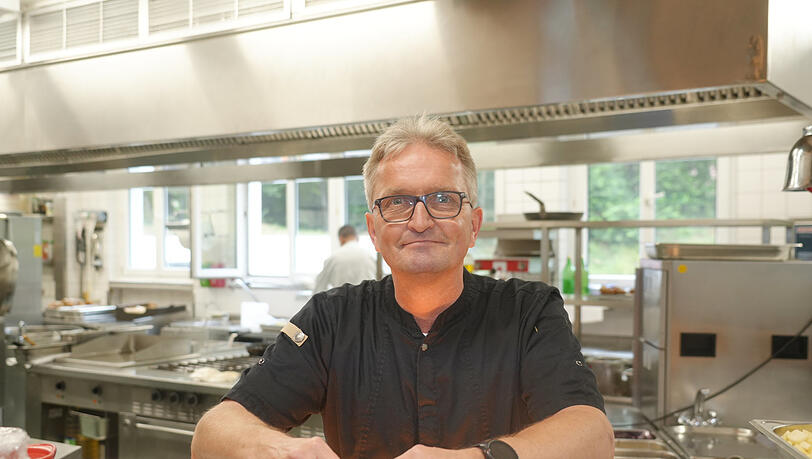 Bernd von Funcke ist der neue Küchenchef. Er hat seine Ausbildung im Englischen Garten gemacht und auf vielen Schiffen gekocht. Bernd von Funcke ist der neue Küchenchef. Er hat seine Ausbildung im Englischen Garten gemacht und auf vielen Schiffen gekocht.