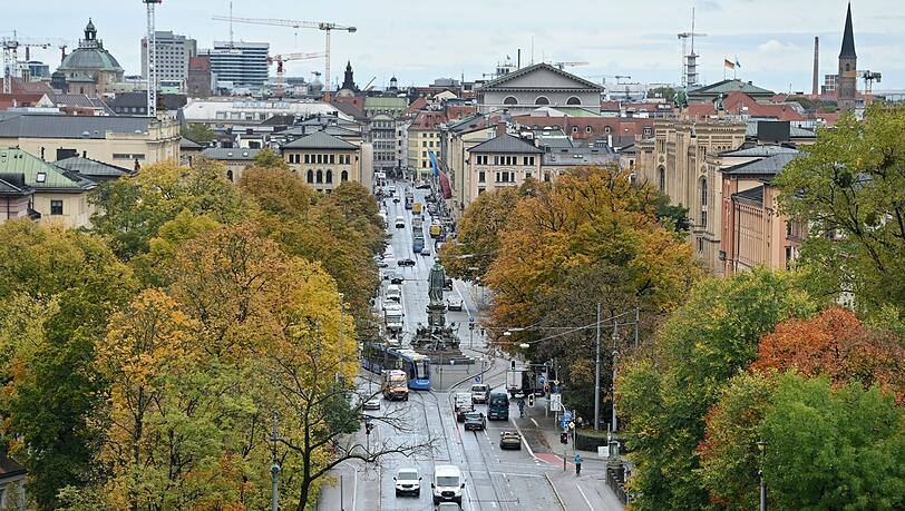 Blick auf die Maximilianstraße. Große Altbauwohnungen mit Dachterrasse oder als Maisonette werden derzeit auf gängigen Portalen besonders teuer zur Miete angeboten. Ob sich irgendjemand mehr als 10.000 monatlich leisten kann, ist eine andere Frage.