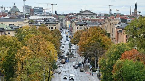Blick auf die Maximilianstraße. Große Altbauwohnungen mit Dachterrasse oder als Maisonette werden derzeit auf gängigen Portalen besonders teuer zur Miete angeboten. Ob sich irgendjemand mehr als 10.000 monatlich leisten kann, ist eine andere Frage.
