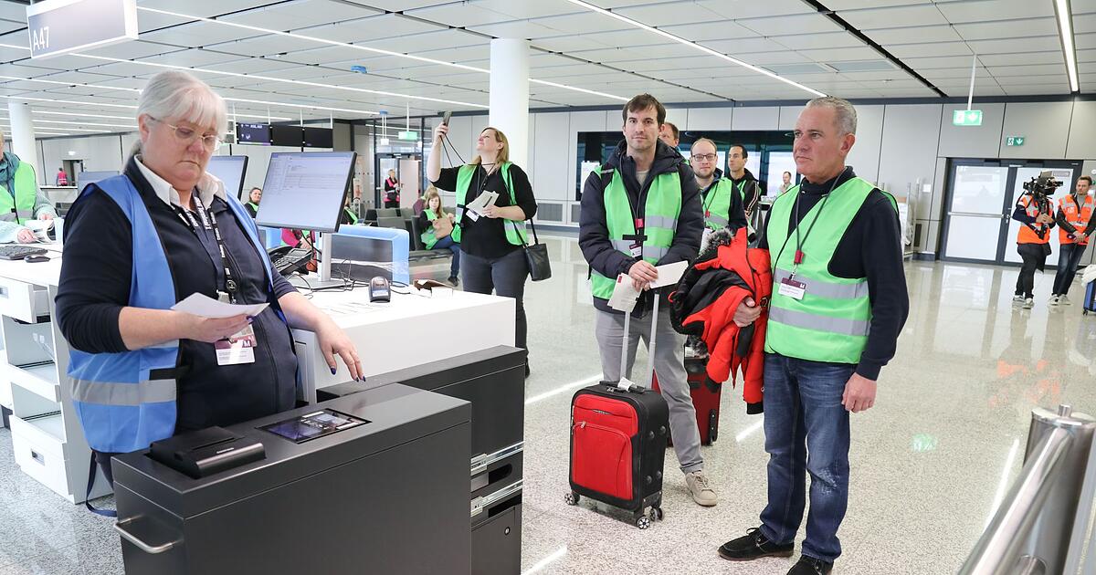 Komparsen-am-M-nchner-Flughafen-Laien-testen-Airport-auf-Herz-und-Nieren