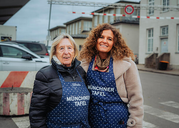 Christiana Nikolasaschwili (l.) und Iris Pscherer engagieren sich ehrenamtlich bei der M&uuml;nchner Tafel.