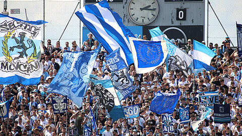 Die Westkurve im Gr&uuml;nwalder Stadion.