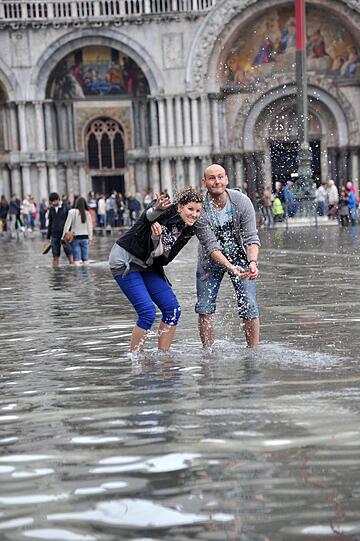 Alarmstufe Gelb in Venedig: Am Montag ist der Wasserstand auf 105 cm über dem Meeresspiegel gemessen worden. Die Bilder der Überschwemmung.