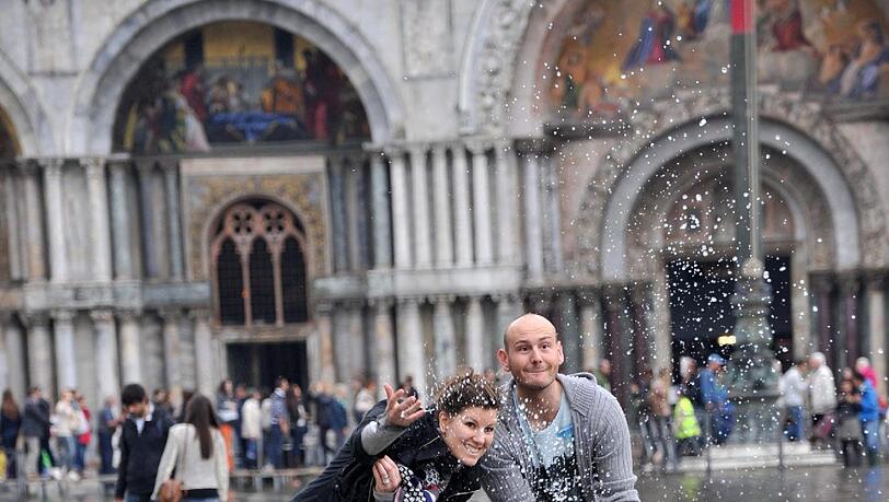 Alarmstufe Gelb in Venedig: Am Montag ist der Wasserstand auf 105 cm über dem Meeresspiegel gemessen worden. Die Bilder der Überschwemmung. Alarmstufe Gelb in Venedig: Am Montag ist der Wasserstand auf 105 cm über dem Meeresspiegel gemessen worden. Die Bilder der Überschwemmung.