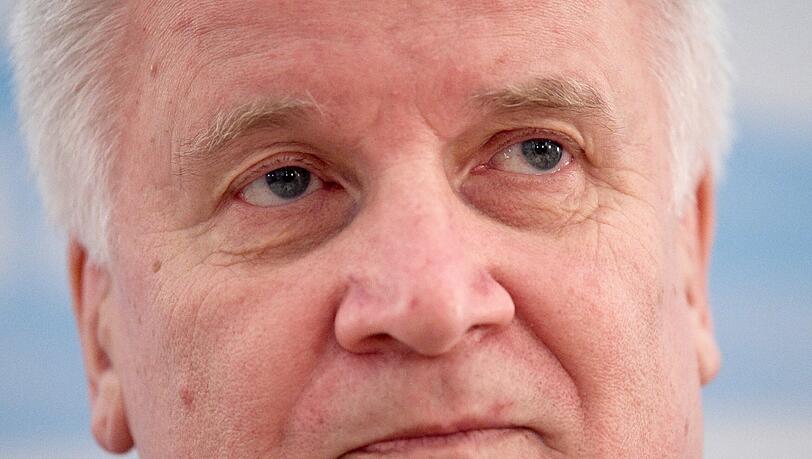 Horst Seehofer rechnet nicht damit, dass die Flüchtlingszahlen allein mit internationalen Maßnahmen und Beschlüssen deutlich gesenkt werden können. Horst Seehofer rechnet nicht damit, dass die Flüchtlingszahlen allein mit internationalen Maßnahmen und Beschlüssen deutlich gesenkt werden können.