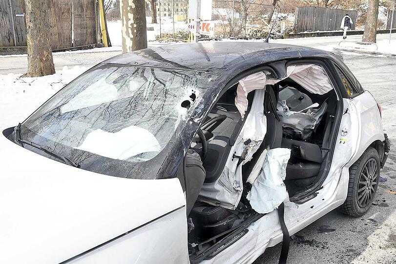 Heftiger Unfall in der Infanteriestraße: Die Feuerwehr musste die Verletzte aus ihrem Wrack befreien.