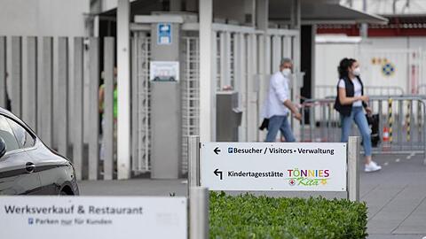 Der Tönnies-Betrieb in Rheda-Wiedenbrück steht wegen des Corona-Ausbruchs seit Mittwoch weitgehend still.