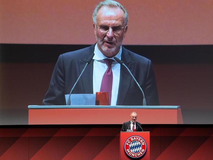 Karl-Heinz Rummenigge, Vorstandsvorsitzender der FC Bayern München AG, spricht von einem Pult aus. Foto: Sven Hoppe/dpa