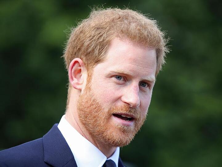 Prinz Harry hat Klage gegen zwei britische Zeitungsverlage eingereicht. .