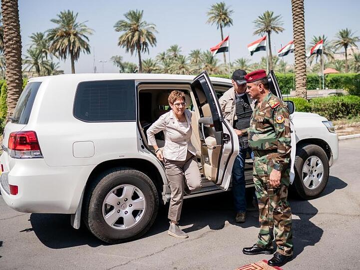 Annegret Kramp-Karrenbauer steigt vor dem Amtssitz des irakischen Verteidigungsministers aus einem gepanzerten Fahrzeug.
