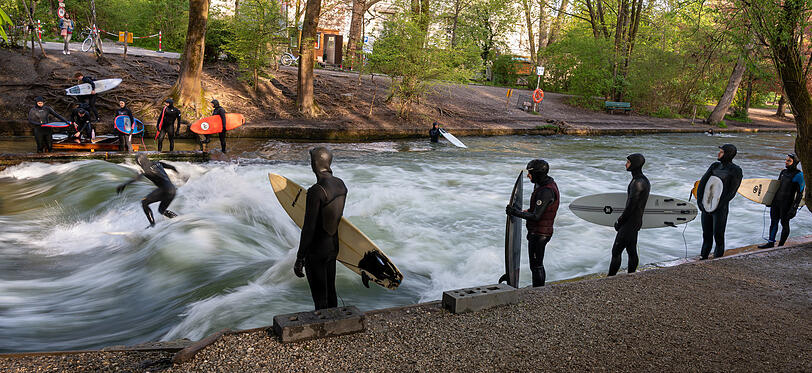 Surfer kennen kein schlechtes Wetter, aber bei Sonne ist's halt doch noch mal etwas netter.