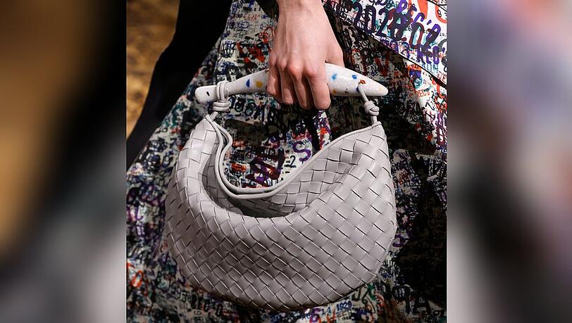 Die gewebte Tasche ist in allen Farben und Formen stylisch.
