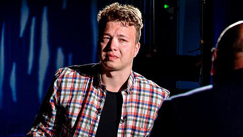 Der belarussische Blogger Roman Protassewitsch soll schon bei seiner Festnahme in einem in Minsk zur Landung gezwungenen Flugzeug für den Geheimdienst seiner Heimat gearbeitet haben. (Archivbild)