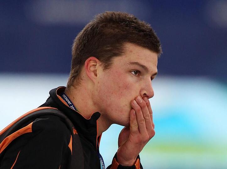Der Niederländer Sven Kramer ist nach seiner Disqualifikation sichtlich um Fassung bemüht.