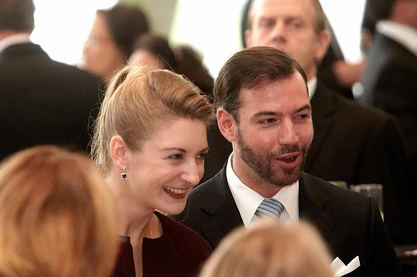 Angeregt und sichtlich glücklich unterhalten sich Prinz Guillaume und Gräfin Stéphanie am Freitag vor ihrer Trauung mit den Gästen.