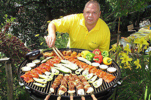 Der Alleskönner:
Er kann mit dem Grill umgehen wie ein Meisterkoch mit der Pfanne. Er kennt die besten Rubs, Marinaden und Saucen. Er weiß, was es heißt, wenn &bdquo;das Huhn ins Brining-Bad&ldquo; muss und kennt alles über Mehrzonenglut und indirektes Garen...