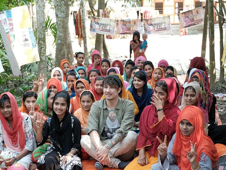 Julien Bam in einem Slum in Dhaka.