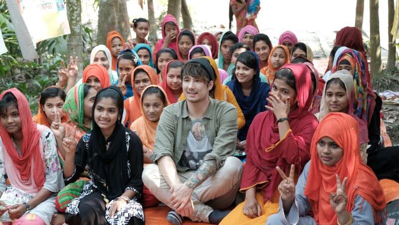 Julien Bam in einem Slum in Dhaka. Julien Bam in einem Slum in Dhaka.