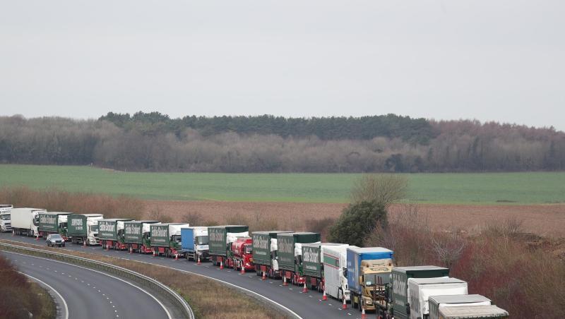 Lastwagen auf der A526 außerhalb von Dover: Die britische Regierung testete schon vor Monaten jede Möglichkeit, das Brexit-Chaos zu begrenzen. Lastwagen auf der A526 außerhalb von Dover: Die britische Regierung testete schon vor Monaten jede Möglichkeit, das Brexit-Chaos zu begrenzen.