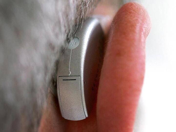 Ein Hörgerät im Ohr eines Mannes. Foto: Rolf Vennenbernd/dpa/Symbolbild