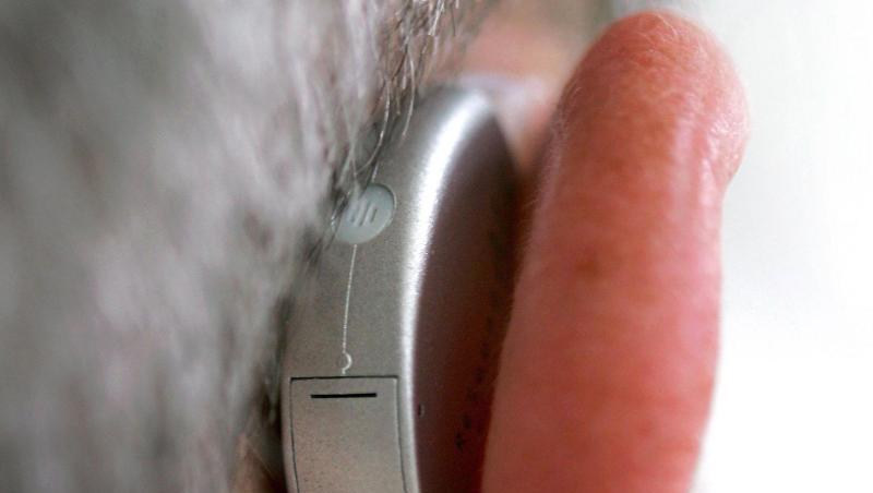 Ein Hörgerät im Ohr eines Mannes. Foto: Rolf Vennenbernd/dpa/Symbolbild Ein Hörgerät im Ohr eines Mannes. Foto: Rolf Vennenbernd/dpa/Symbolbild