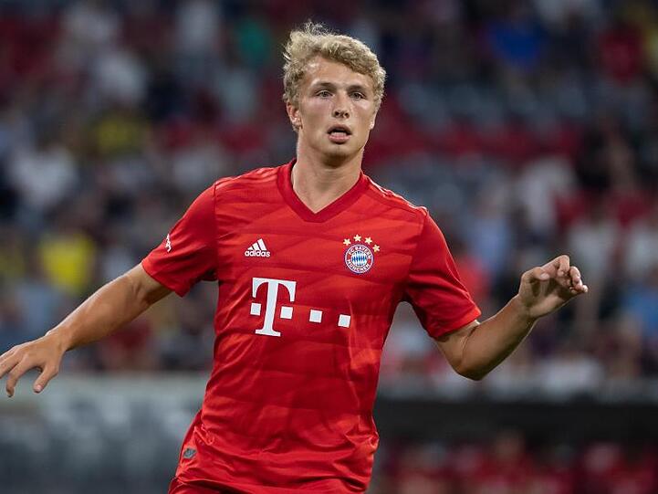 Fiete Arp steht auf dem Platz. Foto: Sven Hoppe/dpa/Archivbild
