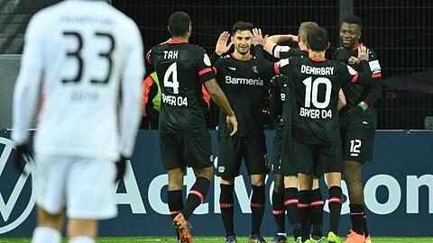 Die Spieler von Bayer Leverkusen (r) feiern das Tor zum 3:1 gegen Eintracht Frankfurt.