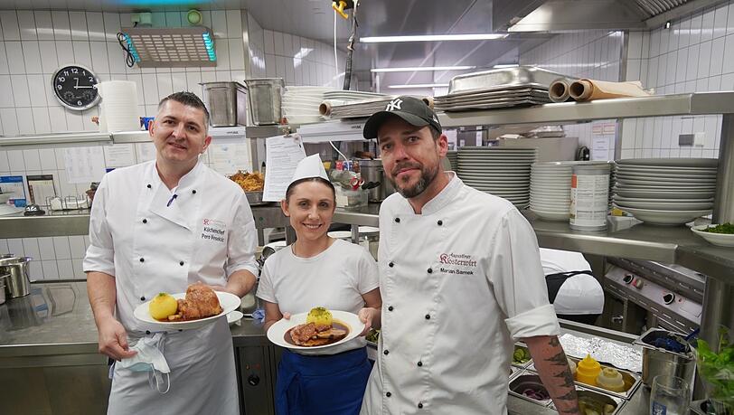 Mit Küchenchef Pero Veselcic (l.) und Beilagenkoch Marian verständigt sie sich noch durch Gestik und Mimik. Braten anrichten klappt trotzdem. Mit Küchenchef Pero Veselcic (l.) und Beilagenkoch Marian verständigt sie sich noch durch Gestik und Mimik. Braten anrichten klappt trotzdem.