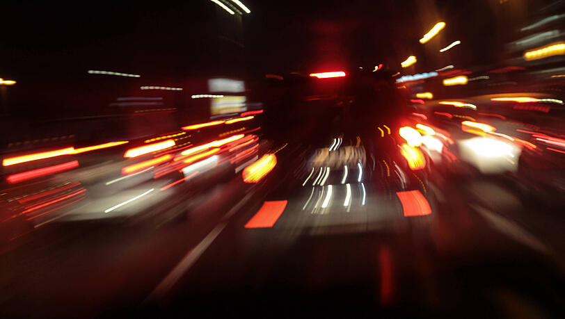 Die beiden Autos rasten mit deutlich mehr als den in diesem Bereich erlaubten 60 km/h durch den Innsbrucker-Ring-Tunnel. (Symbolbild)